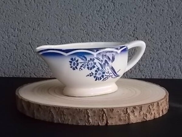 Saucière sur piédouche "André", en faience Blanche, à motif floral Bleu au pochoir. de Sarreguemines