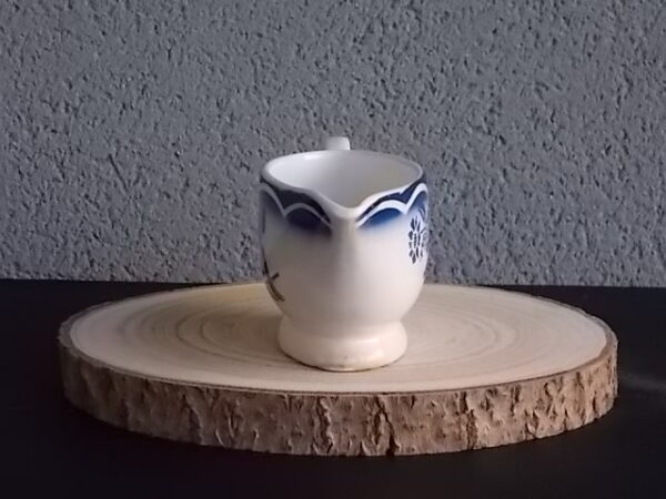 Saucière sur piédouche "André", en faience Blanche, à motif floral Bleu au pochoir. de Sarreguemines