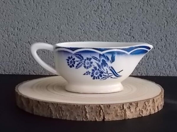 Saucière sur piédouche "André", en faience Blanche, à motif floral Bleu au pochoir. de Sarreguemines