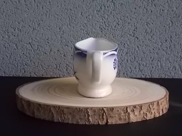 Saucière sur piédouche "André", en faience Blanche, à motif floral Bleu au pochoir. de Sarreguemines