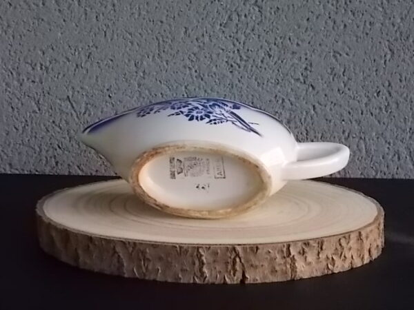 Saucière sur piédouche "André", en faience Blanche, à motif floral Bleu au pochoir. de Sarreguemines