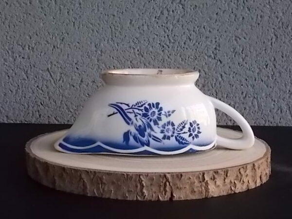 Saucière sur piédouche "André", en faience Blanche, à motif floral Bleu au pochoir. de Sarreguemines