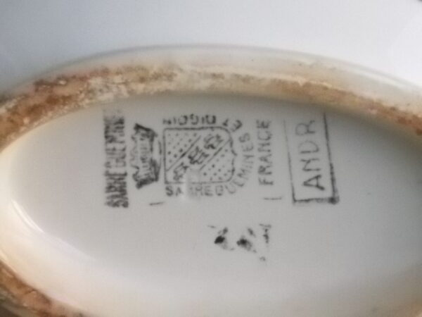 Saucière sur piédouche "André", en faience Blanche, à motif floral Bleu au pochoir. de Sarreguemines