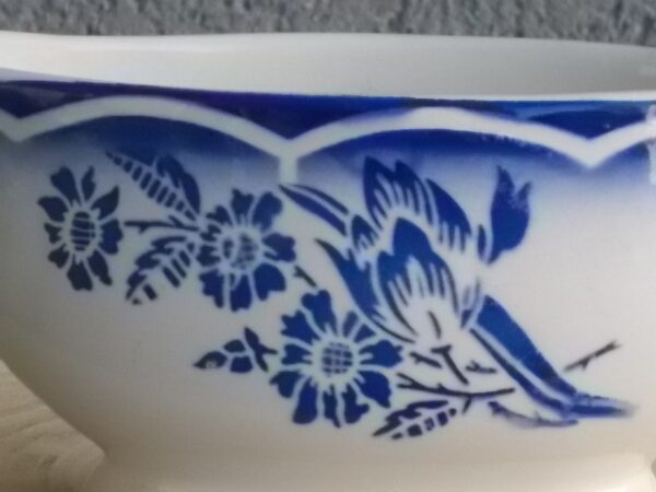 Saucière sur piédouche "André", en faience Blanche, à motif floral Bleu au pochoir. de Sarreguemines