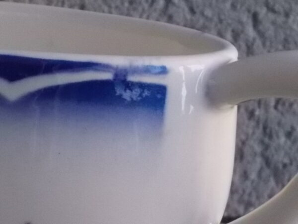 Saucière sur piédouche "André", en faience Blanche, à motif floral Bleu au pochoir. de Sarreguemines