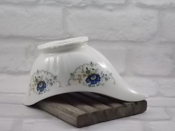 Saucière piédouche festonné "Chaillot", en faïence Blanche à plissé 3 plis. Décors floral et liseré en dorure. De la faïencerie Moulin des Loups Orchies