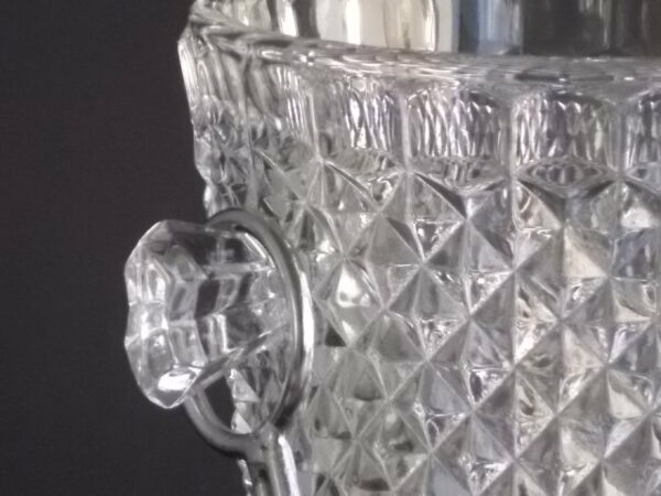 Seau à glace "Pointe Diamant" en verre moulé pressé. Forme seau à anse en métal chromé. Année 60/70