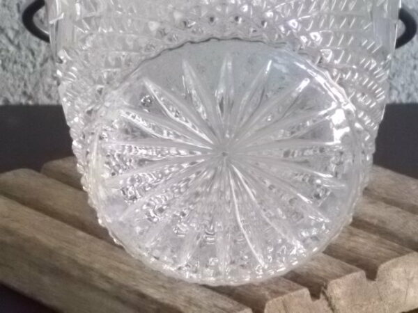 Seau à glace en verre translucide moulé pressé. Forme seau à anse fixe en métal chromé. Motif losange et pointe diamant.