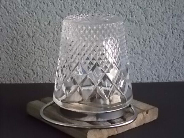 Seau à glace en verre translucide moulé pressé. Forme seau à anse fixe en métal chromé. Motif losange et pointe diamant.