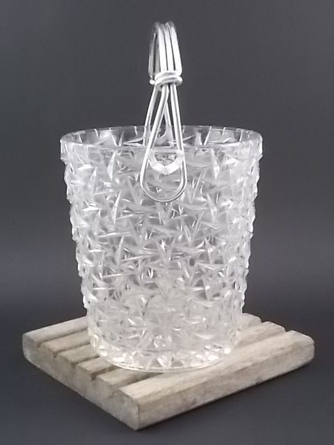 Seau à glace "Pointe géométrique" en verre moulé pressé. Anse en métal Aluminium.