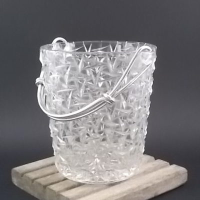 Seau à glace "Pointe géométrique" en verre moulé pressé. Anse en métal Aluminium.