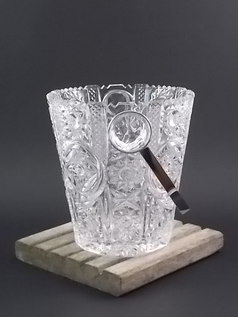 Seau à glace en Cristal au Plomb, taillé et moulé. Anse en métal chromé amovible. De la Cristallerie Buder. Made in Germany.