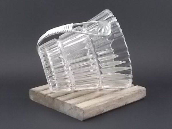 Seau à glace "Plissé" en verre moulé, pressé. De forme évasé. Anse en métal Aluminium amovible. Année 50/60.