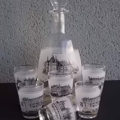 Service à Porto "La Loire", en verre moulé. Décors sérigraphié thermocollé Noir. Motif représentant "les châteaux de la Loire". De la Verrerie d'Arques