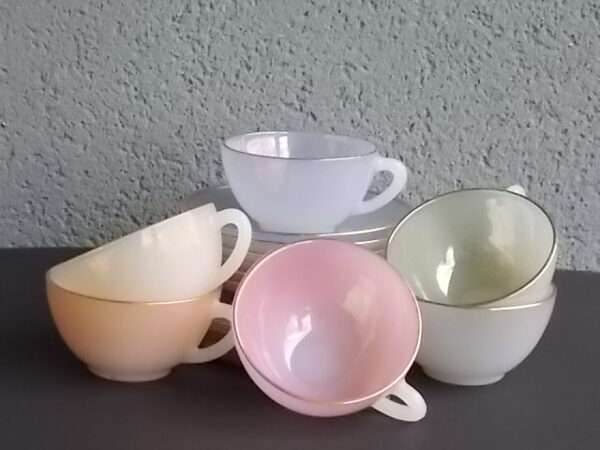 Service à Thé/Café "Arlequin", en verre Opale de couleur irisé nacré, souligné d'un liseré en dorure. De la marque Arcopal France