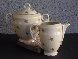 Service à café en porcelaine Beige à motif floral en dorure. De Descotte Reboisson Baranger Limoges France