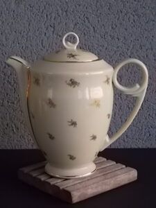 Service à café en porcelaine Beige à motif floral en dorure. De Descotte Reboisson Baranger Limoges France