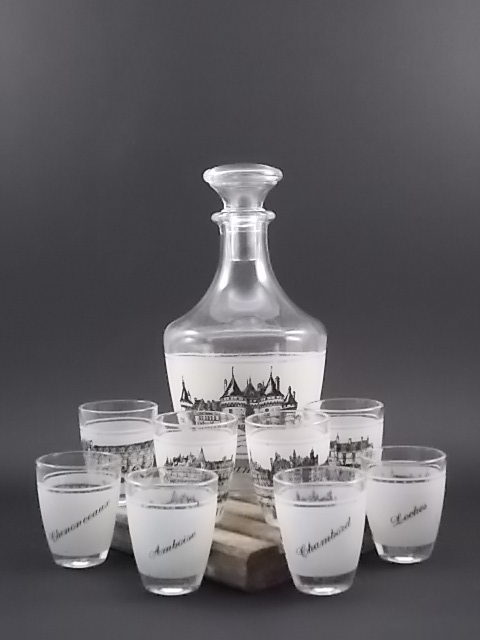 Service à liqueur "La Loire" en verre moulé. Décors sérigraphié Noir des Chateaux de la Loire. De la verrerie Cristallerie d' Arques