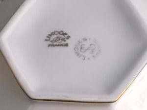 Service à thé "Tète à Tète", en porcelaine Blanche, à motif floral en dorure sur fond Jaune. De la manufacture de La Seynie Limiges Limoges