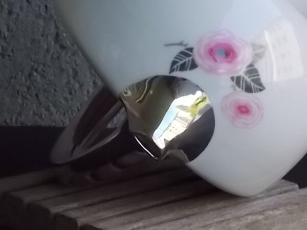 Service à thé, en porcelaine Blanche à motif floral Rose, Gris et Noir. Aplat et liseré en Platine. De la Manufacture de Ch. Ahrenfeldt Limoges France