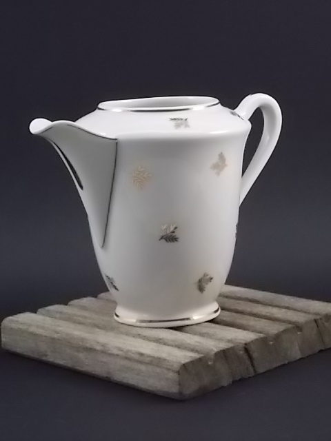 Service à thé "Semis de Rameaux", en porcelaine Blanche à motif en dorure. De Poral Limoges France.