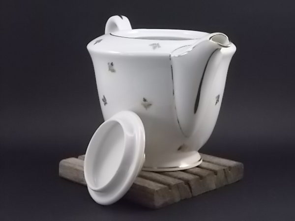 Service à thé "Semis de Rameaux", en porcelaine Blanche à motif en dorure. De Poral Limoges France.