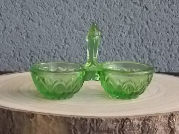 Serviteur Sel et Poivre en verre teinté Vert, moulé pressé à double corps. Décors de feuilles stylisées. Attribué à la Verrerie Cristallerie de Portieux