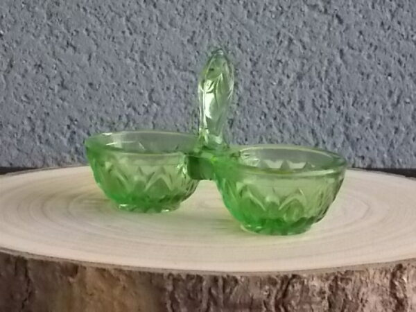 Serviteur Sel et Poivre en verre teinté Vert, moulé pressé à double corps. Décors de feuilles stylisées. Attribué à la Verrerie Cristallerie de Portieux