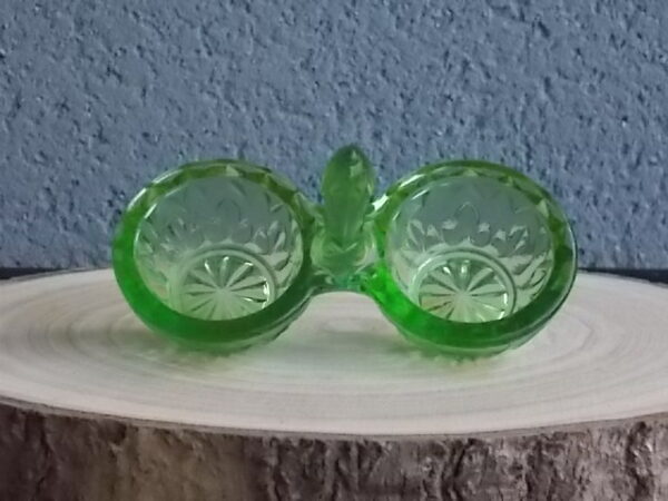 Serviteur Sel et Poivre en verre teinté Vert, moulé pressé à double corps. Décors de feuilles stylisées. Attribué à la Verrerie Cristallerie de Portieux