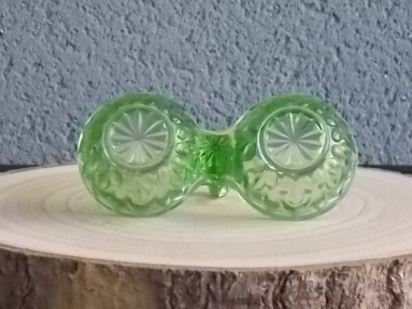 Serviteur Sel et Poivre en verre teinté Vert, moulé pressé à double corps. Décors de feuilles stylisées. Attribué à la Verrerie Cristallerie de Portieux