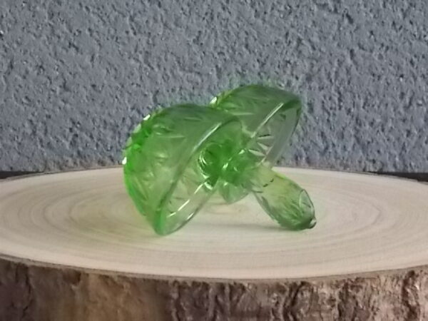 Serviteur Sel et Poivre en verre teinté Vert, moulé pressé à double corps. Décors de feuilles stylisées. Attribué à la Verrerie Cristallerie de Portieux