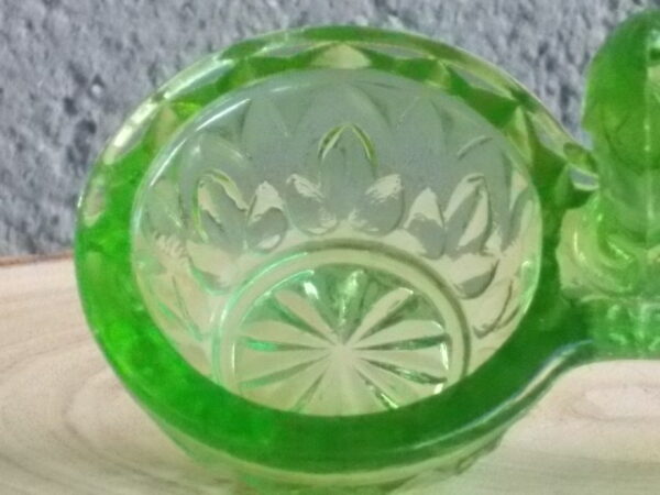 Serviteur Sel et Poivre en verre teinté Vert, moulé pressé à double corps. Décors de feuilles stylisées. Attribué à la Verrerie Cristallerie de Portieux