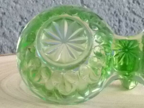Serviteur Sel et Poivre en verre teinté Vert, moulé pressé à double corps. Décors de feuilles stylisées. Attribué à la Verrerie Cristallerie de Portieux