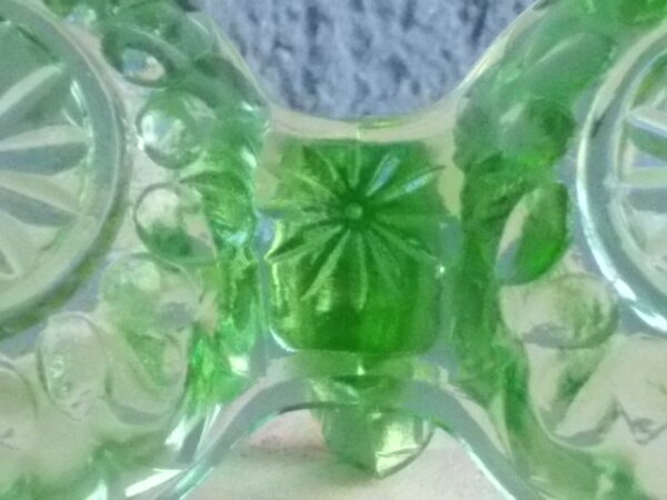 Serviteur Sel et Poivre en verre teinté Vert, moulé pressé à double corps. Décors de feuilles stylisées. Attribué à la Verrerie Cristallerie de Portieux