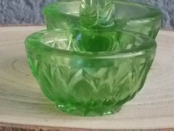 Serviteur Sel et Poivre en verre teinté Vert, moulé pressé à double corps. Décors de feuilles stylisées. Attribué à la Verrerie Cristallerie de Portieux