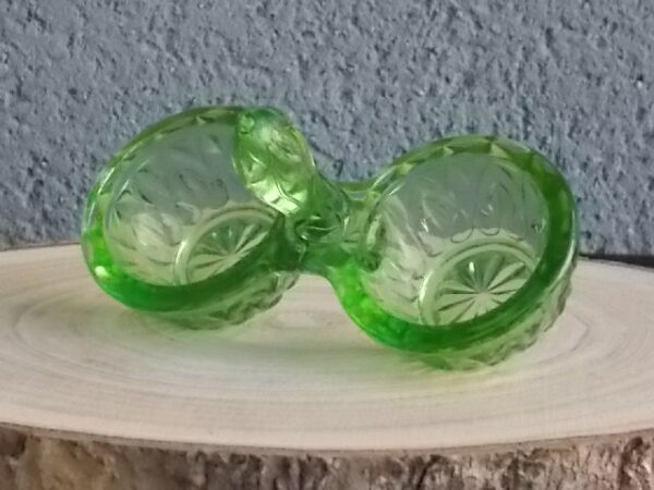 Serviteur Sel et Poivre en verre teinté Vert, moulé pressé à double corps. Décors de feuilles stylisées. Attribué à la Verrerie Cristallerie de Portieux