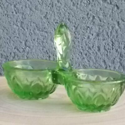 Serviteur Sel et Poivre en verre teinté Vert, moulé pressé à double corps. Décors de feuilles stylisées. Attribué à la Verrerie Cristallerie de Portieux