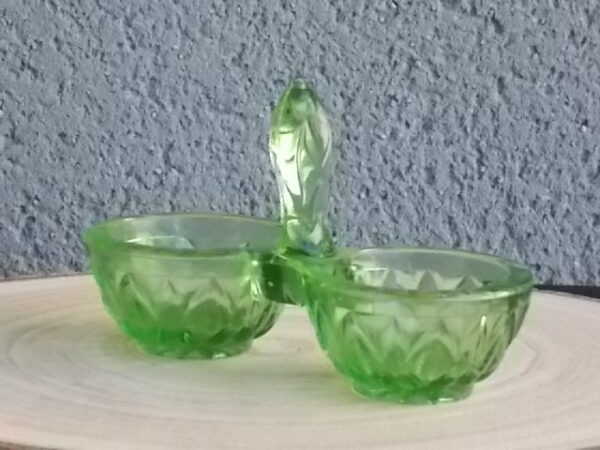 Serviteur Sel et Poivre en verre teinté Vert, moulé pressé à double corps. Décors de feuilles stylisées. Attribué à la Verrerie Cristallerie de Portieux