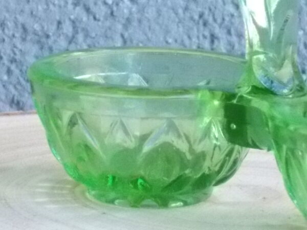 Serviteur Sel et Poivre en verre teinté Vert, moulé pressé à double corps. Décors de feuilles stylisées. Attribué à la Verrerie Cristallerie de Portieux