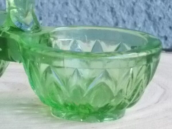 Serviteur Sel et Poivre en verre teinté Vert, moulé pressé à double corps. Décors de feuilles stylisées. Attribué à la Verrerie Cristallerie de Portieux