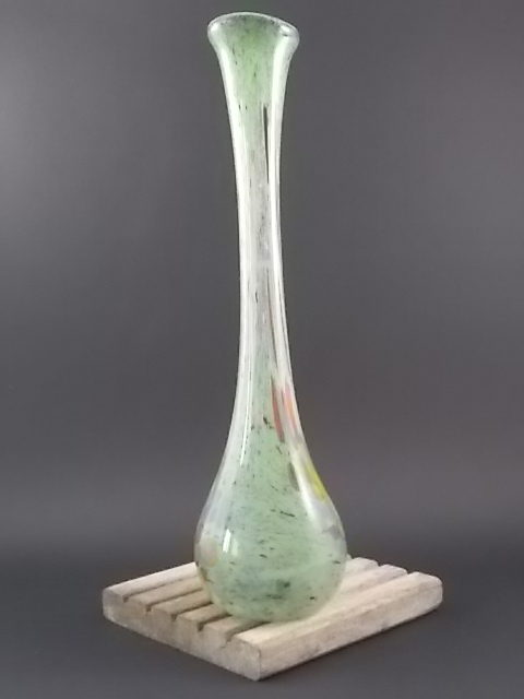 Soliflore "Mosaïque" en verre soufflé étiré. forme boule à long col. Motif tacheté sur fond Vert.