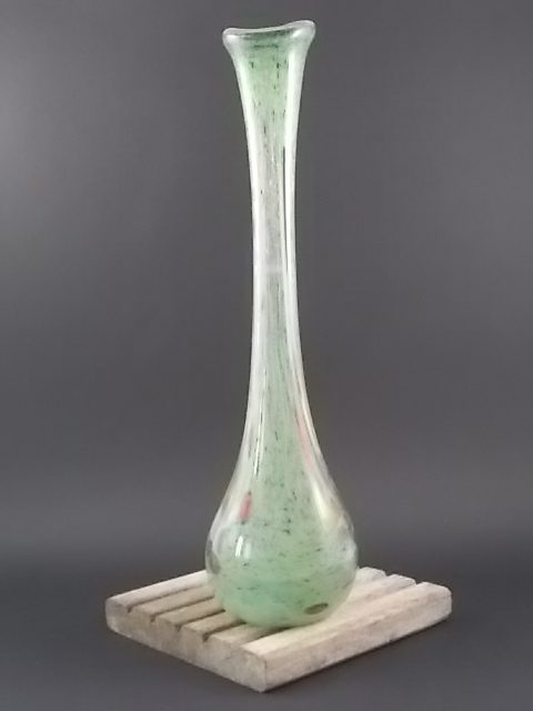 Soliflore "Mosaïque" en verre soufflé étiré. forme boule à long col. Motif tacheté sur fond Vert.