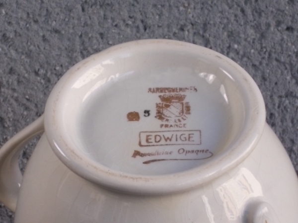 Sucrier "Edwige" en porcelaine Opaque Ivoire, et frise Bordeaux et dorure. De Sarreguemines Digoin France