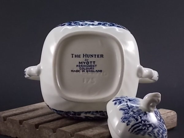 Sucrier "The Hunter", en faience Blanche, décors de Scène de chasse Bleu. De Myott Staffordshire England.