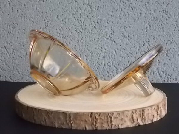 Sucrier couvert en verre teinté Ambre, moulé pressé. Bol à rebord perlé plat avec effet piliers de soutient. Base fond cercles entrelacés perlés. Couvercle Dôme, bouton conique.