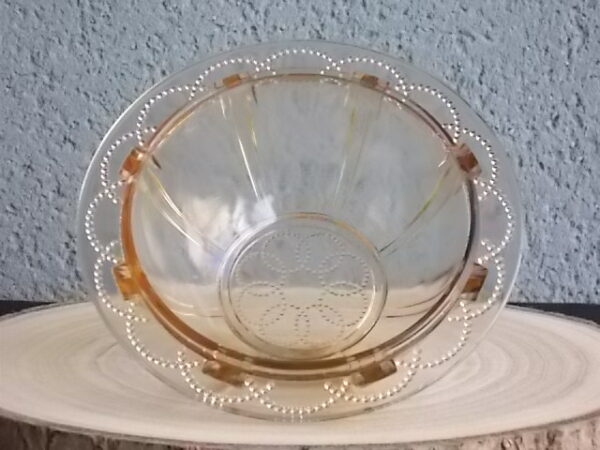 Sucrier couvert en verre teinté Ambre, moulé pressé. Bol à rebord perlé plat avec effet piliers de soutient. Base fond cercles entrelacés perlés. Couvercle Dôme, bouton conique.