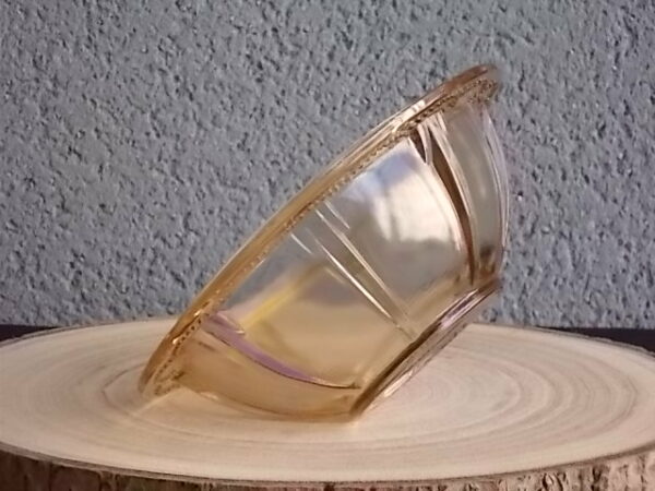Sucrier couvert en verre teinté Ambre, moulé pressé. Bol à rebord perlé plat avec effet piliers de soutient. Base fond cercles entrelacés perlés. Couvercle Dôme, bouton conique.