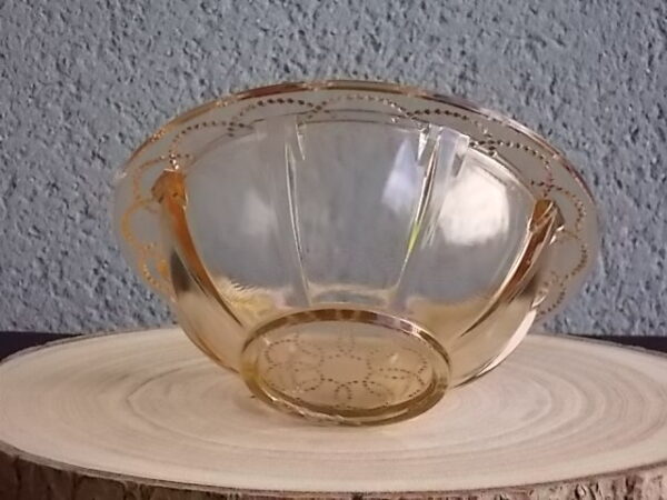 Sucrier couvert en verre teinté Ambre, moulé pressé. Bol à rebord perlé plat avec effet piliers de soutient. Base fond cercles entrelacés perlés. Couvercle Dôme, bouton conique.