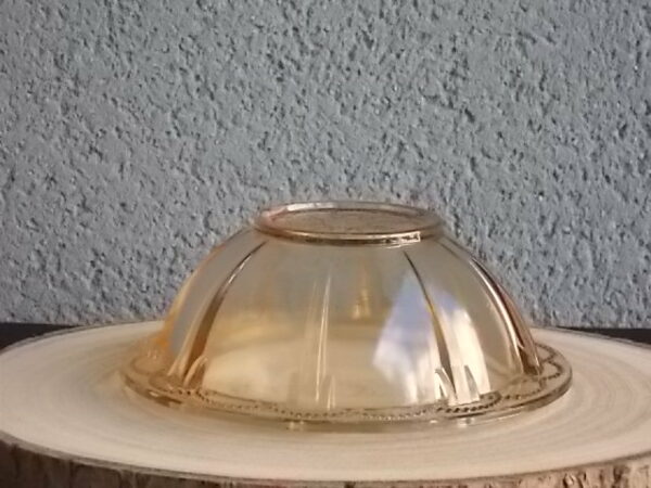 Sucrier couvert en verre teinté Ambre, moulé pressé. Bol à rebord perlé plat avec effet piliers de soutient. Base fond cercles entrelacés perlés. Couvercle Dôme, bouton conique.