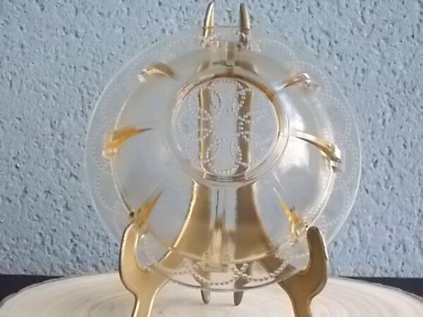 Sucrier couvert en verre teinté Ambre, moulé pressé. Bol à rebord perlé plat avec effet piliers de soutient. Base fond cercles entrelacés perlés. Couvercle Dôme, bouton conique.